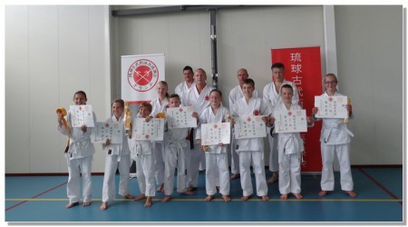 De geslaagden en examinatoren.